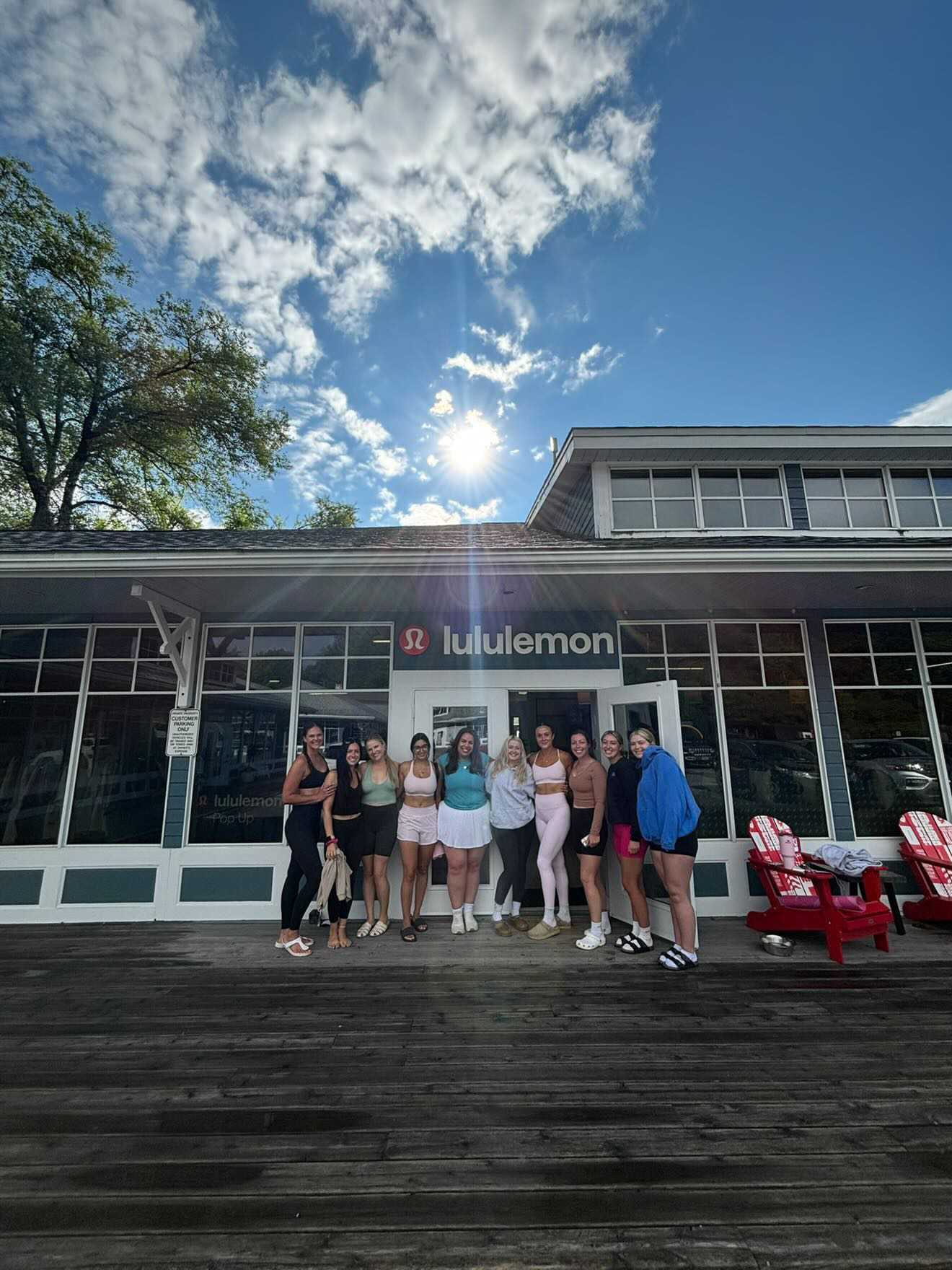Maddie und eine Gruppe Kunden vor einem Lululemon-Store, wo sie einen Community-Pilates-Kurs gegeben hat