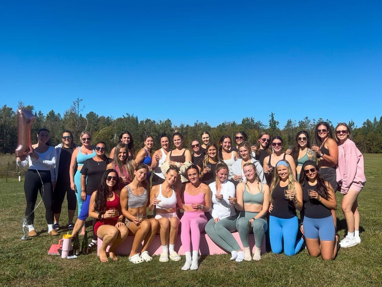 Eine große Outdoor-Veranstaltung zum Jahrestag von Maddies Community, bevor Maddog Pilates Club ein eigenes Studio hatte